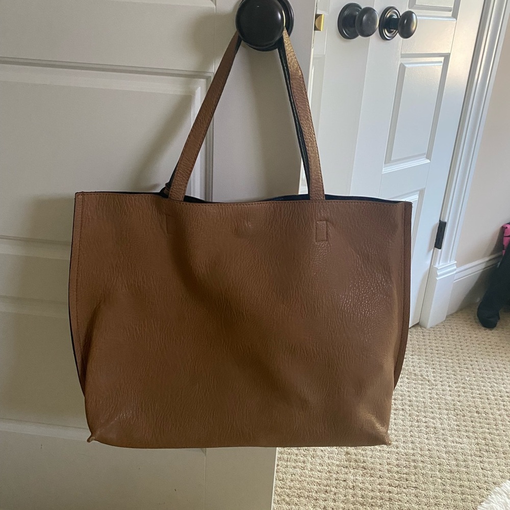 Tan/navy reversible bag with magnet clasp